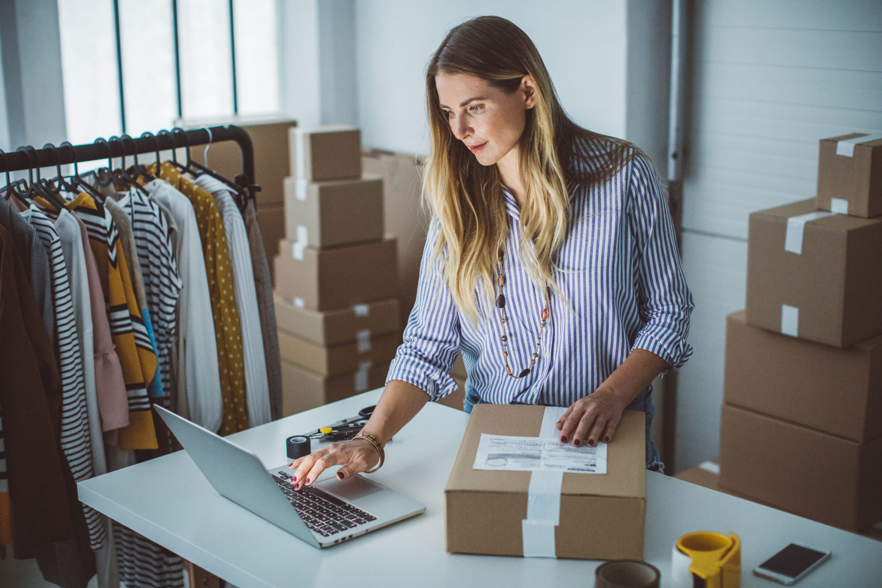Mujer autónoma prepara pedidos online